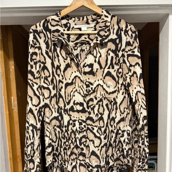 Stunning EUC silk Diane von Furstenberg blouse